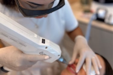 Sessão de remoção a laser sendo realizada por profissional