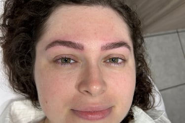 Sobrancelhas com micropigmentação de acabamento natural