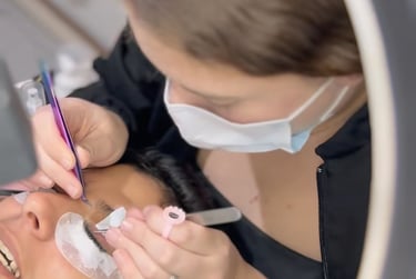 Aplicação de extensão de cílios fio a fio